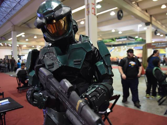 Visitante com fantasia de personagem do game Halo posa para foto durante a Comic Con Experience 2014, em São Paulo