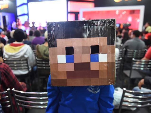 Garoto usa fantasia do jogo Minecraft, durante a Comic Con Experience 2014, em São Paulo