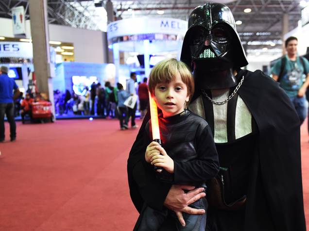 Pai e filho vestidos com roupas dos personagens do filme Star Wars posam para foto durante a Comic Con Experience 2014, em São Paulo