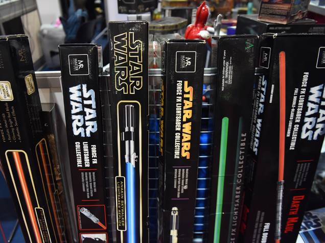 Réplicas de sabres de luz do filme Star Wars são postas a venda durante a Comic Con Experience 2014, em São Paulo