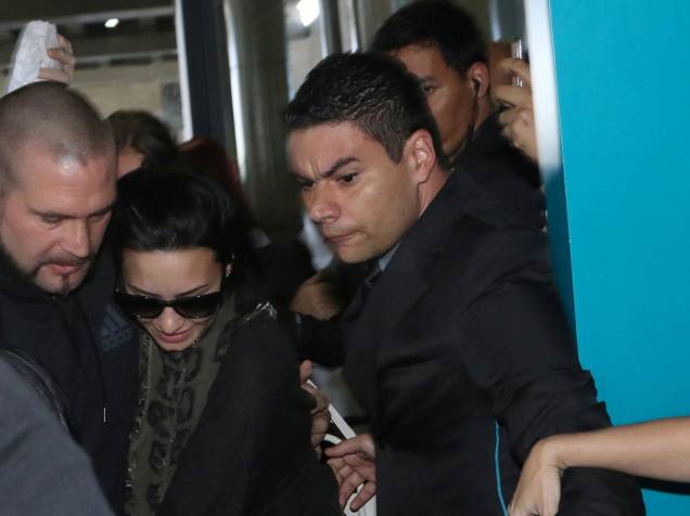 Demi Lovato escoltada por seguranças, desembarca em São Paulo - 19/10/2015
