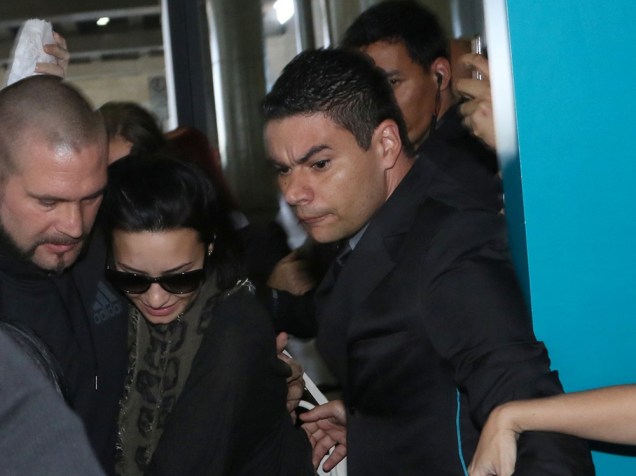 Demi Lovato escoltada por seguranças, desembarca em São Paulo - 19/10/2015