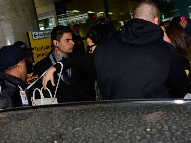 Fã puxa a bolsa de Demi Lovato em desembarque com forte esquema de segurança em São Paulo - 19/10/2015
