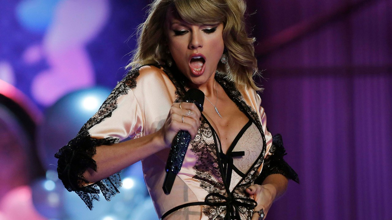 Taylor Swift se apresenta durante desfile da 'Victoria's Secret' em Londres