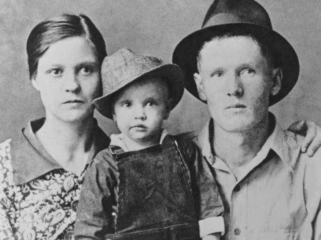 Elvis Presley com seus pais em 1937 Elvis Presley com seus pais em 1937