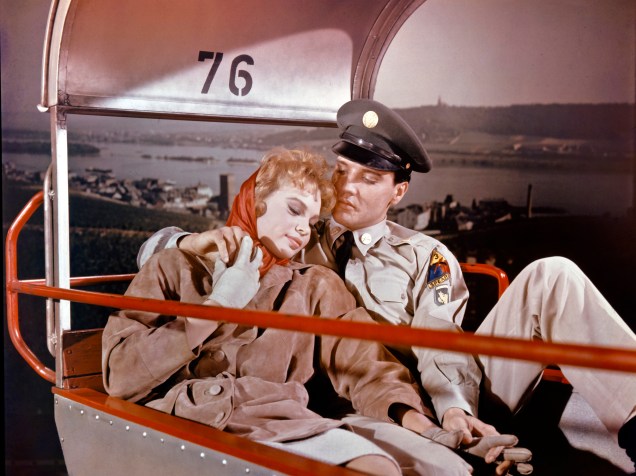 Elvis Presley abraçado com a atriz Juliet Prowse em uma cena do filme G.I. Blues da década de 1960