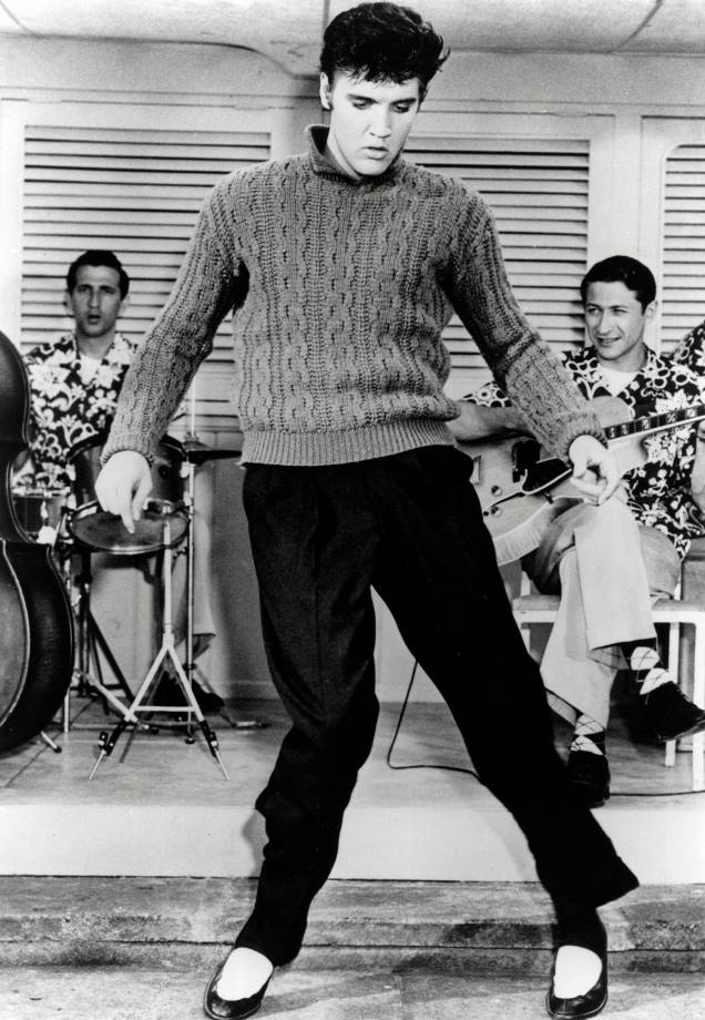 Elvis Presley canta e dança com sua banda em um filme no ano de 1956 Elvis Presley canta e dança com sua banda em um filme no ano de 1956