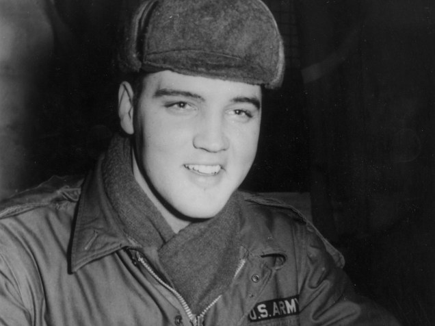 Elvis Presley, usando uniforme militar durante seu período como um soldado norte-americano no campo de exercício Grafenwoehr, na Alemanha, em 1958
