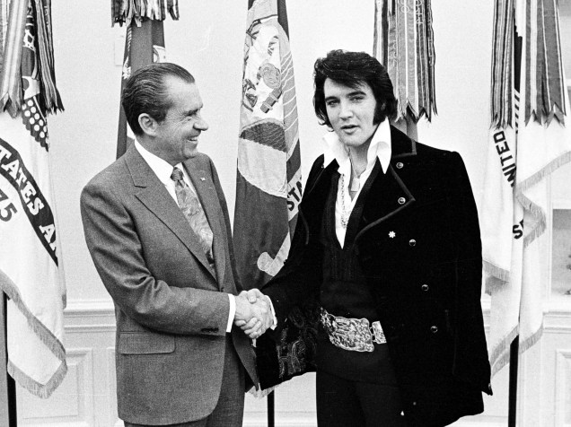 Presidente Richard Nixon se reúne com Elvis Presley em dezembro de 1970, na Casa Branca