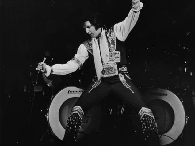 Elvis durante show em 1975 Elvis durante show em 1975