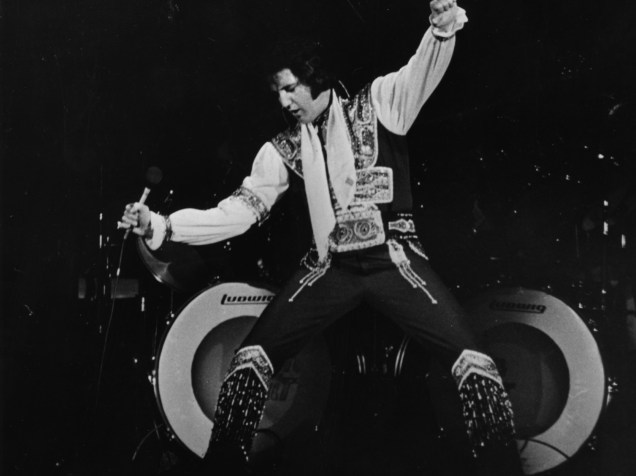 Elvis durante show em 1975
