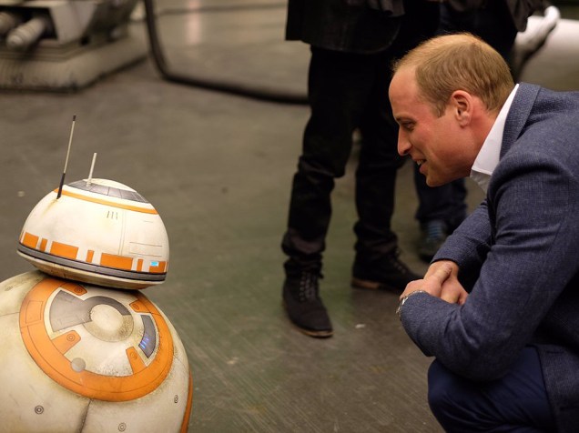 Príncipe William interage com BB-8, robô personagem da saga Star Wars - 19/04/2016