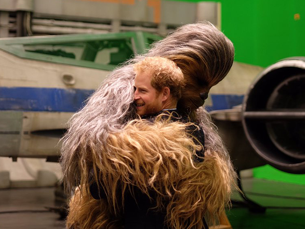 Príncipe Harry recebe abraço de Chewbacca