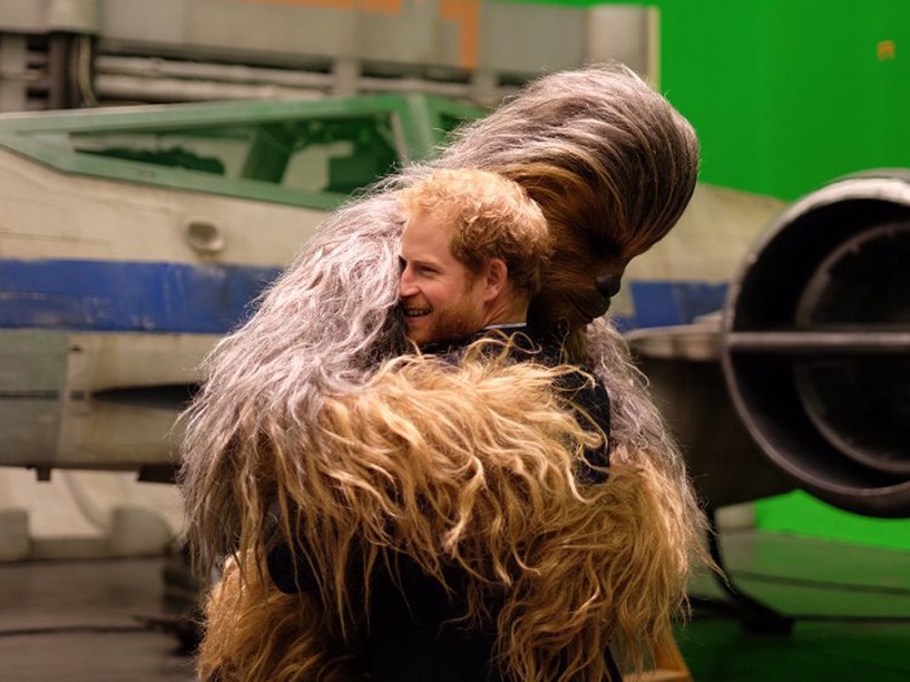 Príncipe Harry, da realeza britânica, recebe abraço de Chewbacca, personagem da franquia Star Wars - 19/04/2016