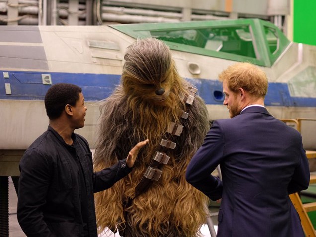 Príncipe Harry, John Boyega (Finn) e Chewbacca conversam em visita da realeza britânica ao set de filmagem da franquia - 19/04/2016