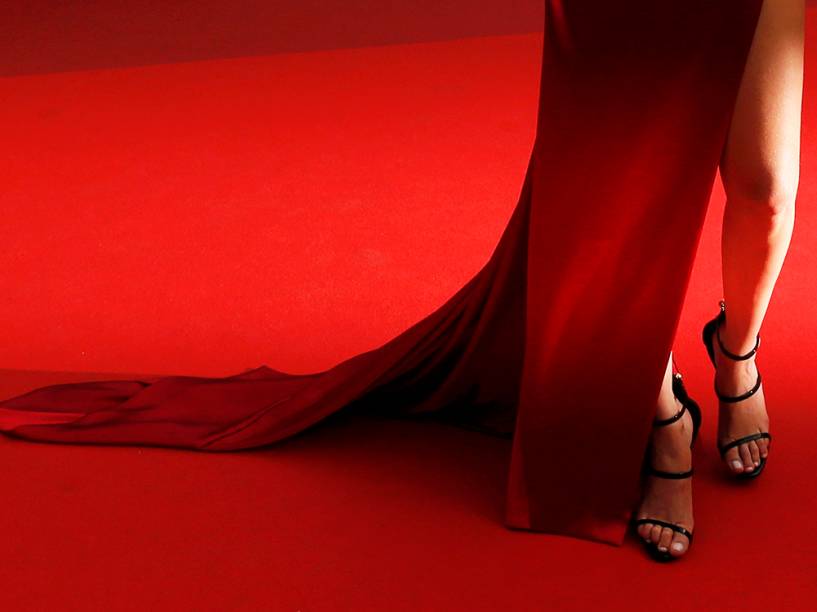 Modelo Bella Hadid, posa para fotógrafos, no tapete vermelho do Festival de Cannes, na França, antes da exibição do filme La fille inconnue - 18/05/2016