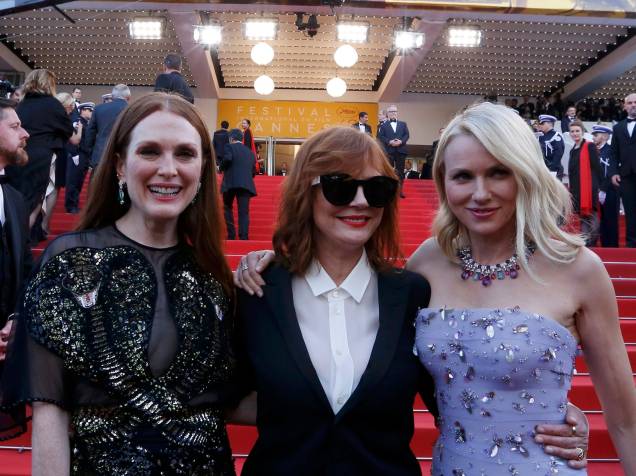 As atrizes Julianne Moore, Susan Sarandon e Naomi Watts, posam para fotos ao chegar no tapete vermelho, do Festival Internacional de Cannes, na França - 11/05/2016