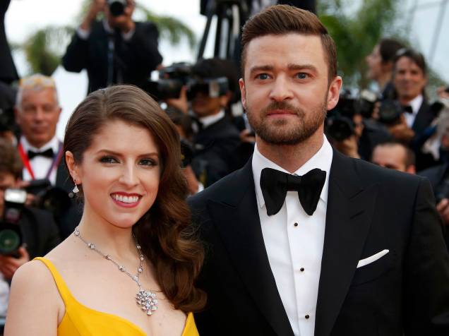 O cantor Justin Timberlake e a atriz Anna Kendrick posam para sessão de fotos, ao chegar no tapete vermelho, para a cerimônia de abertura e exibição do filme Cafe Society, no Festival Internacional de Cinema de Cannes, na França - 11/05/2016