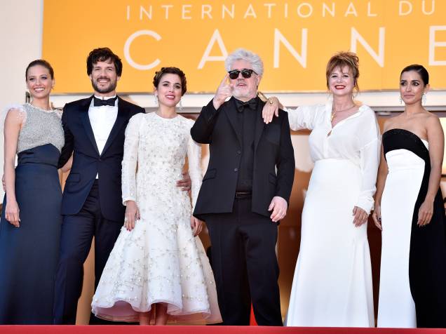Inma Cuesta, Emma Suarez, Diretor Pedro Almodovar, Adriana Ugarte, Daniel Grao e Michelle Jenner comparece à sessão de fotos do filme Julieta, no Festival Cannes - 17/05/2016