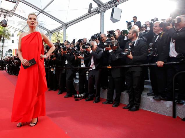 Modelo Kate Moss, posa para fotógrafos no tapete vermelho, ao chegar para a exibição do filme Loving, durante o Festival Internacional de Cinema de Cannes, na França - 16/05/2016