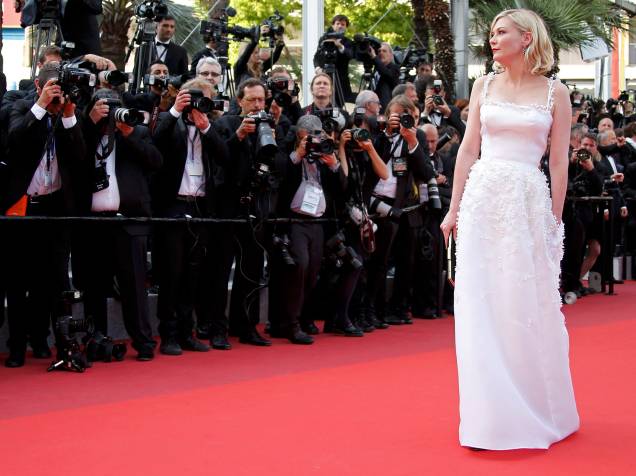  A atriz Kirsten Dunst, posa para fotógrafos no tapete vermelho, ao chegar para a exibição do filme Loving, durante o Festival Internacional de Cinema de Cannes, na França - 16/05/2016