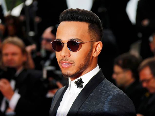 O piloto britânico Lewis Hamilton, chega ao tapete vermelho do Festival Internacional de Cinema de Cannes, na França - 18/05/2016