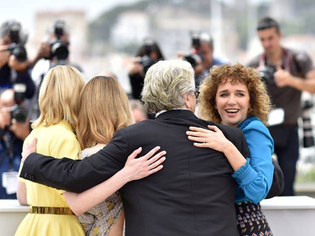 Atriz Kirsten Dunst, cantora Vanessa Paradis, Valeria Golino e o diretor australiano e presidente do juri, George Miller, posam no tapete vermelho do Festival Cannes, em Paris - 11/05/2016
