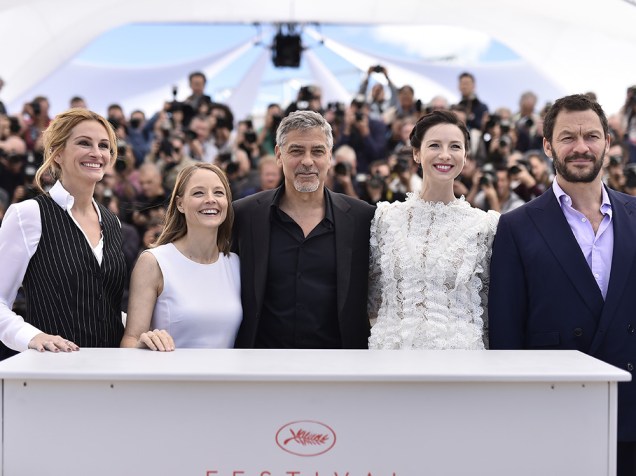 Elenco do filme "Jogo de Dinheiro", que inclui Julia Roberts e George Clooney, dirigido por Jodie Foster, posa para fotógrafos no tapete vermelho do festival internacional Cannes, em Paris - 12/05/2016