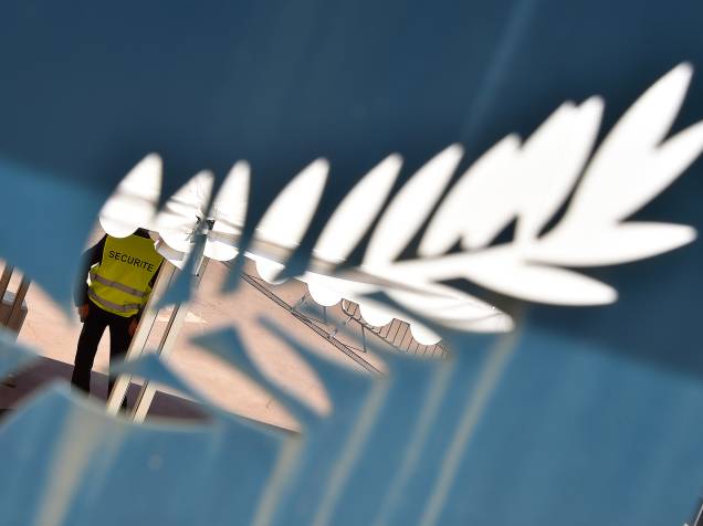 Membro da segurança local é visto sobre a palma, símbolo do Festival Internacional de Cannes, que ocorrerá até o dia 22 de maio - 10/05/2016