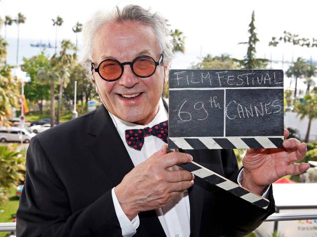  O diretor George Miller, presidente do júri desta edição do Festival Internacional de Cannes, exibe uma claquete utilizada em filmes, antes da abertura do Festival - 10/05/2016