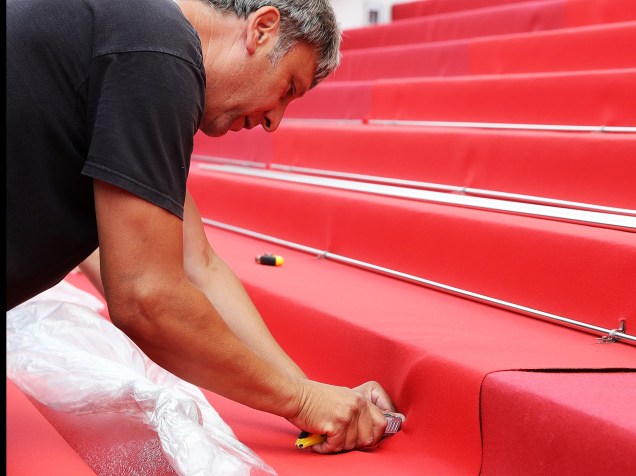 Trabalhadores montam o tapete vermelho da 69º edição do Festival Internacional de cinema de Cannes, no Palais des Festivals, na França - 10/05/2016