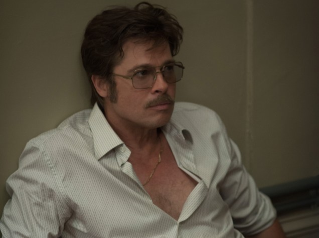 Brad Pitt interpreta Roland no filme ‘À Beira Mar’