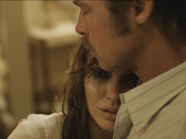 Angelina Jolie e Brad Pitt em cena do filme ‘À Beira Mar’