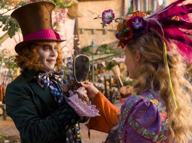 Chapeleiro (Johnny Depp) e Alice (Mia Wasikowska) em cena do filme Alice Através do Espelho