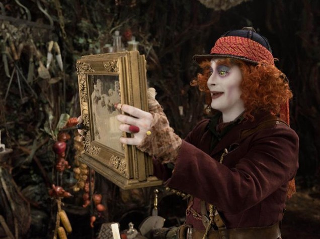 Chapeleiro (Johnny Depp), em cena do filme Alice Através do Espelho