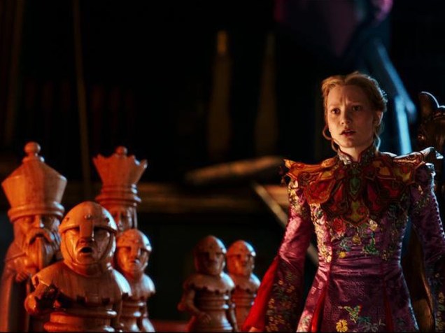 Alice (Mia Wasikowska), no filme Alice Através do Espelho