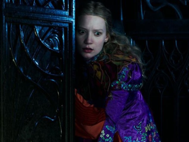 Alice (Mia Wasikowska), em cena do filme Alice Através do Espelho