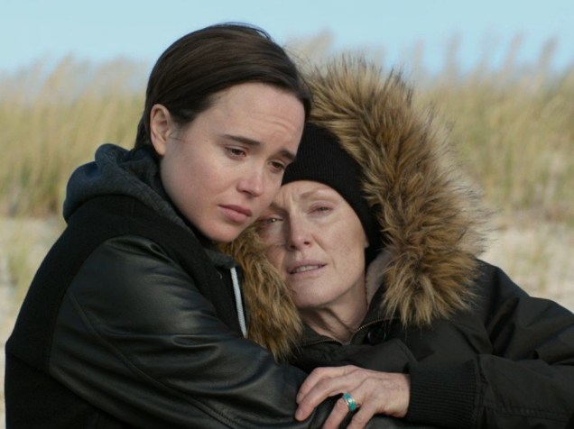 Laurel Hester (Julianne Moore) e Stacie Andree (Ellen Page) em cena do filme Amor por Direito