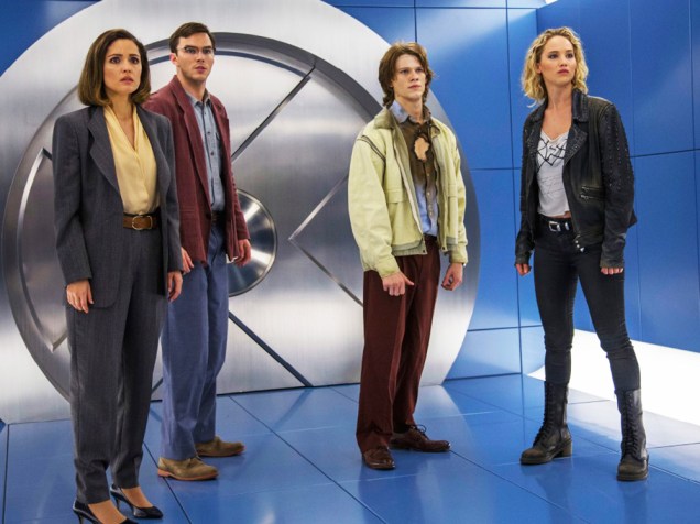 Moira Mactaggert (Rose Byrne), Hank McCoy/ Fera (Nicholas Hoult), Alex Summers/Destrutor (Lucas Till) e RAven/ Mística (Jennifer Lawrence) no filme X-Men: Apocalipse<br><br> <br><br> <br><br>Cena do filme X-Men: Apocalipse