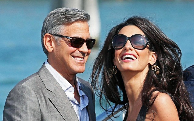 George Clooney e sua noiva, Amal Alamuddin, chegam de barco em Veneza para cerimônia de casamento, que acontece neste fim de semana