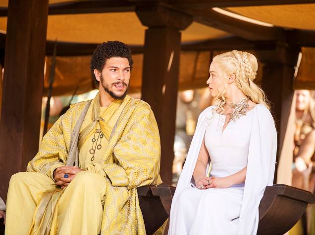 Daenerys Targaryen (Emilia Clarke) e Hizdahr zo Loraq (Joel Fry) na 5ª temporada de Game of Thrones