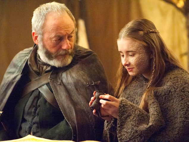Davos Seaworth (Liam Cunningham) e Shireen Baratheon (Kerry Ingram) na 5ª temporada de Game of Thrones