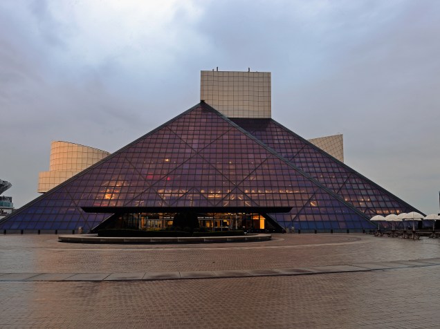 O Rock and Roll Hall of Fame em Cleveland, Ohio (EUA) fica roxo em homenagem ao cantor Prince - 21/04/2016