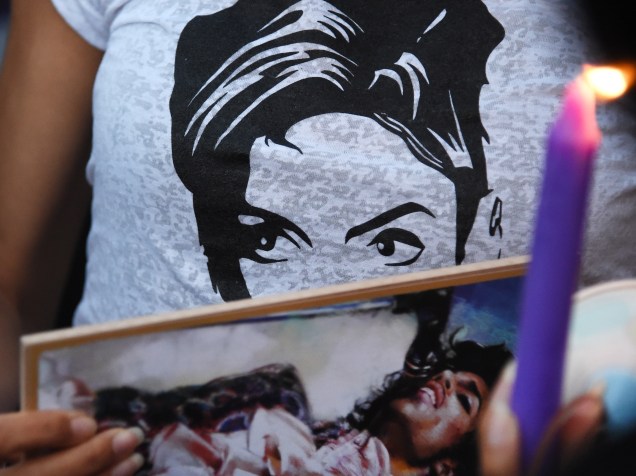 Fãs participam de uma vigília em homenagem ao ícone da música pop Prince, no Leimert Park, em Los Angeles, naCalifórnia (EUA) - 21/04/2016