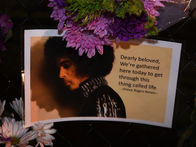 Mensagens deixadas por fãs do lado de fora do complexo residencial Paisley Park em homenagem ao cantor Prince em Minneapolis, Minnesota (EUA) - 21/04/2016