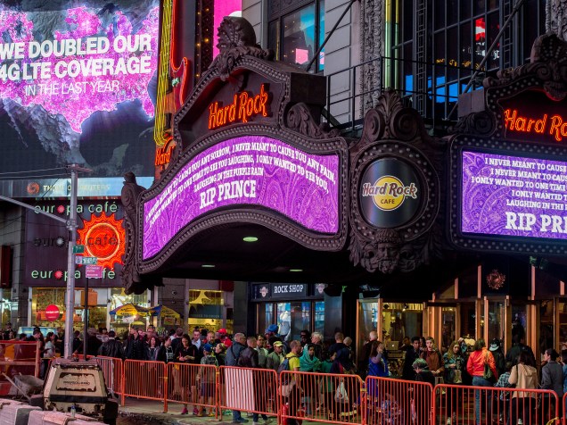 Hard Rock Cafe da Times Square em Nova York, presta tributo ao cantor Prince - 21/04/2016