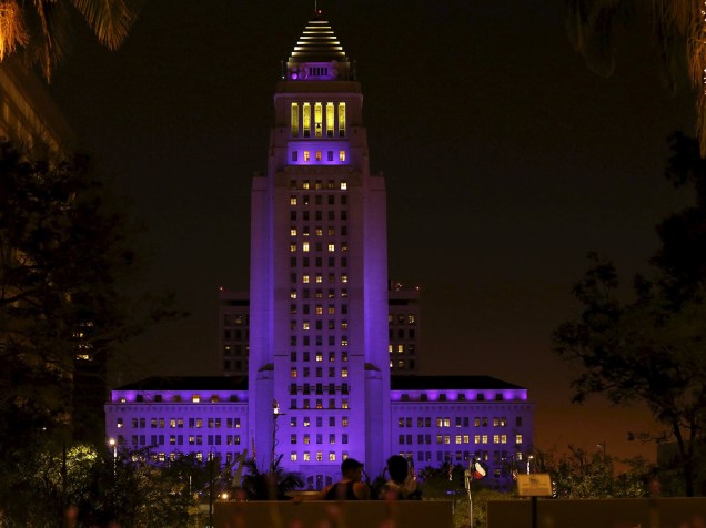 Sede da prefeitura de Los Angeles é iluminada de roxo, em homenagem ao cantor Prince - 22/04/2016