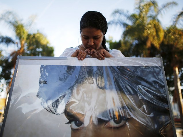 Fã segura um cartaz de Prince durante vigília para celebrar a vida e música do músico falecido em Los Angeles, na Califórnia (EUA) - 21/04/2016