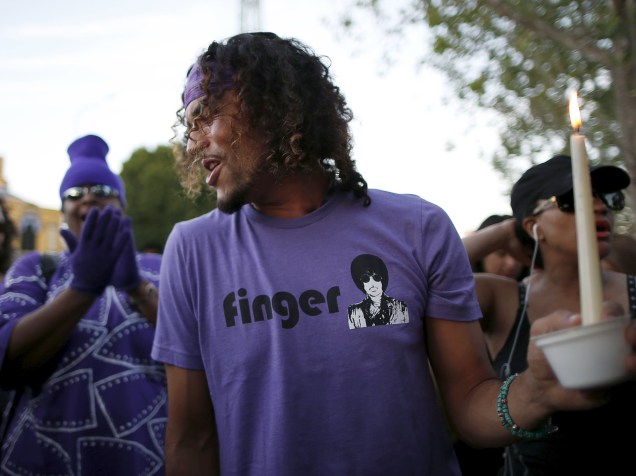 Fãs fazem vigília para homenagear Prince em Los Angeles, na Califórnia (EUA) - 21/04/2016