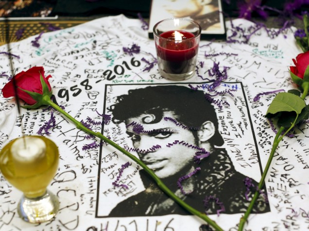 Fãs depositam homenagens ao cantor Prince em um memorial improvisado em frente ao Teatro Apollo em Nova York (EUA) - 21/04/2016